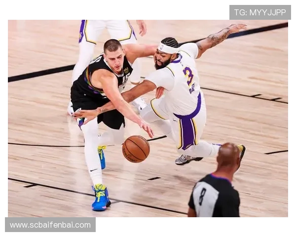 比尔·拉塞尔篮下封盖压制约基奇，11冠成就显差异